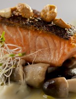 Salmão ao molho de cogumelos