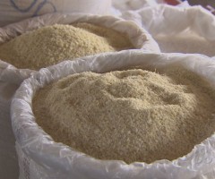 A farinha de mandioca pode durar mais se for bem armazenada A farinha de mandioca pode durar mais se for bem armazenada