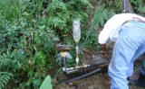 O agricultor pode bombear água com uso de garrafas pet