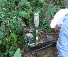 O agricultor pode bombear água com uso de garrafas pet