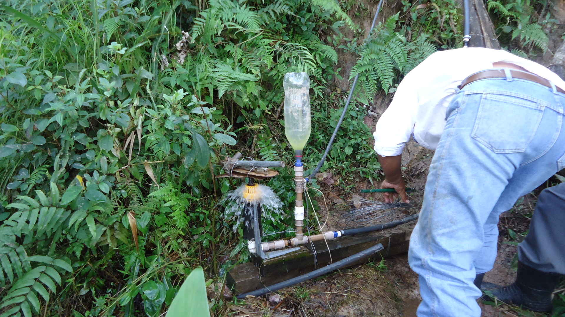O agricultor pode bombear água com uso de garrafas pet