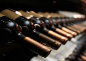 vinho garrafas deitadas