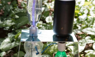 Pesquisador usa garrafas velhas para fazer um irrigador solar automático