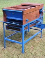 O equipamento para limpar o feijão depois da colheita