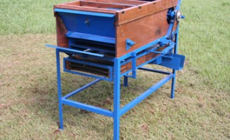 O equipamento para limpar o feijão depois da colheita