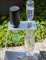Um irrigador feito com garrafas pets  e usando a luz solar