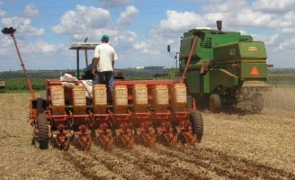 Crise provoca redução nas vendas de máquinas para a agricultura