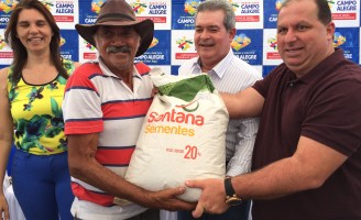 Agricultores alagoanos começam a receber sementes para o plantio