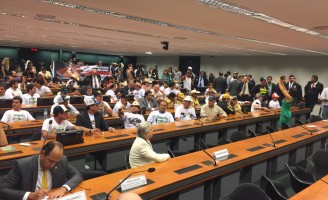 Acontece agora audiência pública sobre a vaquejada no Congresso e deputados recebem as regras de proteção dos animais