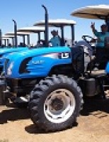 Tratores e implementos agrícolas para ajudar agricultores do sertão