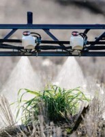 Um pulverizador de defensivos agrícolas que identifica ervas daninhas e reduz desperdício