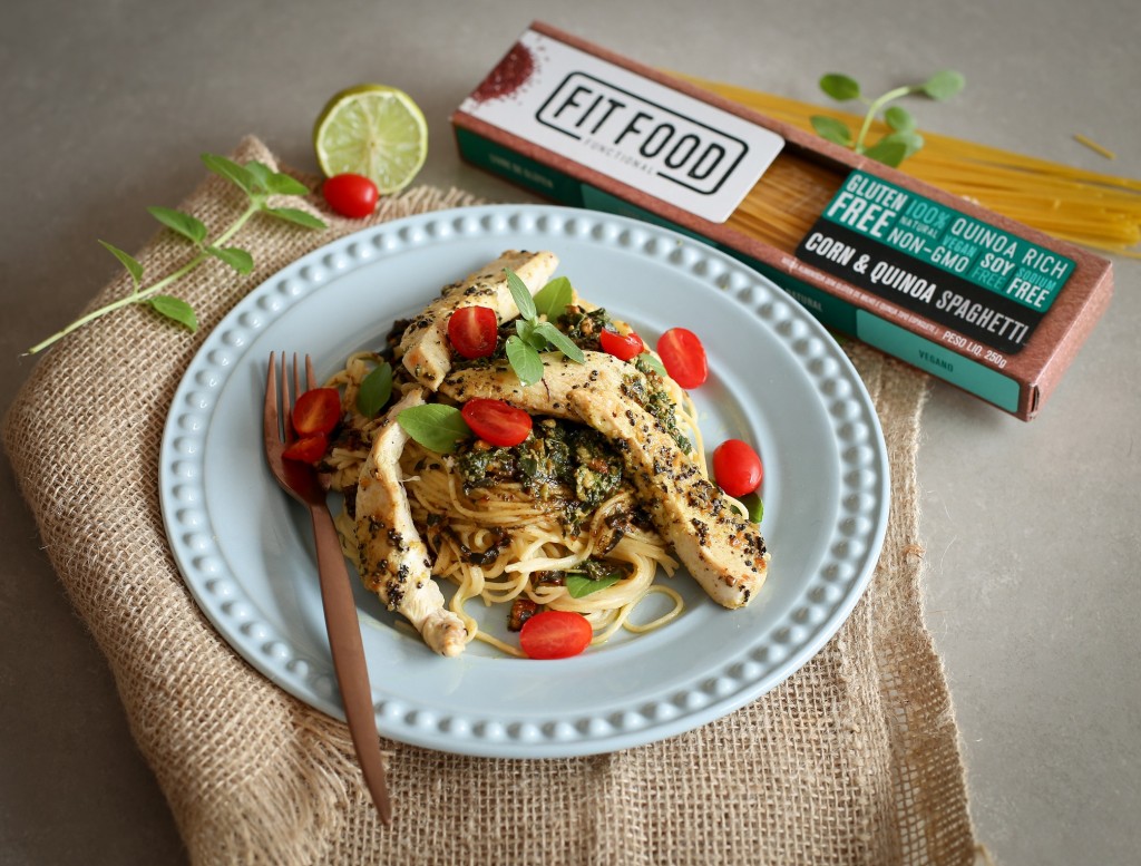 Receita – Espaguete de milho e quinoa com pesto e frango