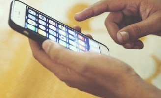 Um aplicativo de celular ajuda o produtor rural gerenciar a fazenda de leite