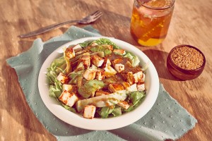 SALADA-DE-FOLHAS_QUEIJO-BRANCO-TOSTADO-E-MOLHO-DE-MOSTARDA_MEL-E-LINHACA