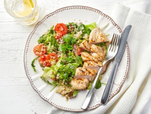 Salada de quinoa, frango e rúcula