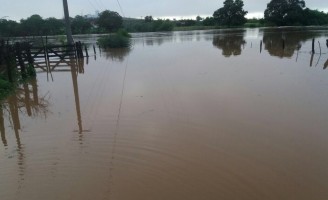 Rio do sertão de Pernambuco volta a correr e açudes armazenam água