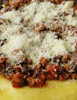 Receita – Polenta na tábua com molho de carne de porco defumada