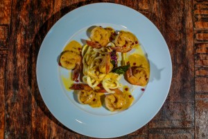 Talharim com manta de mozzarella de bÃºfala com camarÃ£o