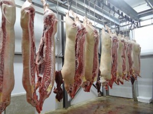 carne suína pendurada