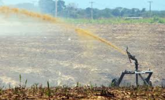 Regulado oficialmente o uso da vinhaça para fertilizar o solo nas plantações de cana de açucar