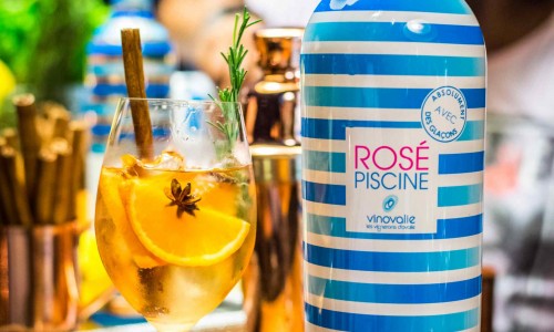 <h2><a href="https://nordesterural.com.br/receita-drinque-rose-summer/">Receita &ndash; Drinque Ros&eacute; Summer</a></h2>INGREDIENTES:

&nbsp;

150 ml Ros&eacute; Piscine

02 Fatias de Lim&atilde;o Siciliano

02 Lascas de Canela

03 Cubos de Gelo

Servir em Ta&ccedil;a de Vinho

&nbsp;

&nbsp;

*Por Marcos Erick

&nbsp;