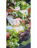 Receita – Salada de folhas e camarão com molho de limão