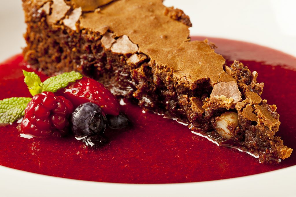 Receita – Bolo cremoso de Chocolate com sopa de frutas vermelhas