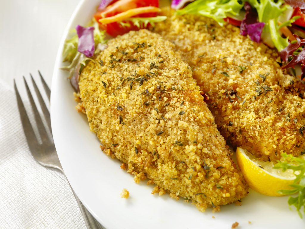 Receita – Filé de frango em crosta de chia com geleia de damasco, ameixas e uvas passas