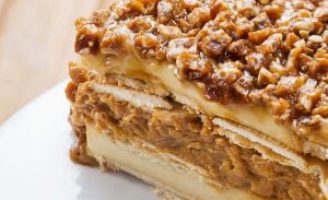 Receita – Torta de biscoito com doce de leite e crocante de castanha