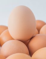 Avicultores estão usando aditivos naturais para melhorar a produção no setor