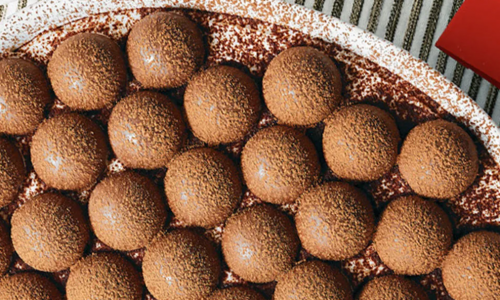<h2><a href="https://nordesterural.com.br/receita-tiramisu-com-trufas/">Receita – Tiramis&ugrave; com trufas</a></h2>INGREDIENTES:

&nbsp;

300 ml de caf&eacute; forte preparado na hora, arrefecido

3 colheres de sopa de rum

250 ml de creme de leite leve (15% de gordura)

350 g de queijo mascarpone

50 g de a&ccedil;&uacute;car