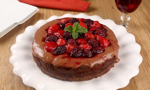 <h2><a href="https://nordesterural.com.br/receita-cheesecake-de-chocolate-com-calda-de-frutas-vermelhas/">Receita &ndash; Cheesecake de Chocolate com Calda de Frutas Vermelhas</a></h2>INGREDIENTES:

1 pacote de biscoito de cacau e cereais (200g)
3 colheres (sopa) de manteiga

Recheio:

200g de chocolate meio amargo
300g de cream cheese
1 caixinha de creme de leite (200g)
3 ovos
1 colher (ch&aacute;) de