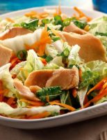 Receita – Salada de acelga, cebolinha, cenoura e salmão