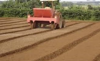 Produtores começam a preparar o solo para o plantio da soja da próxima safra