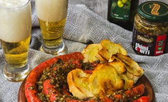 Receita – Linguiça caramelizada na cerveja com chimichurri