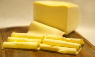 Queijo muçarela é um dos mais consumidos pelos brasileiros e estimula a produção leiteira em Mato Grosso