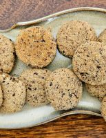 Um biscoite feito a base de farinha de casca de café é considerado mais saudável