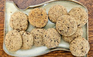 Um biscoite feito a base de farinha de casca de café é considerado mais saudável