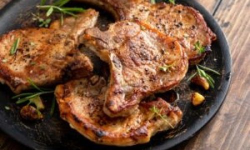 <h2><a href="https://nordesterural.com.br/receita-bistecas-de-porco/">Receita &ndash; Bistecas de Porco</a></h2>INGREDIENTES:

&nbsp;

2 cebolas

2 dentes de alho

2 tomates

1kg de bistecas de porco

3 colheres de sopa de molho de soja

1 colher de sopa de azeite

1 colher de sopa de p&aacute;prica

Sal e pimenta a